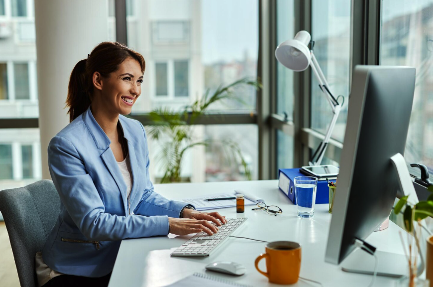 Profissional analisando o financeiro no computador