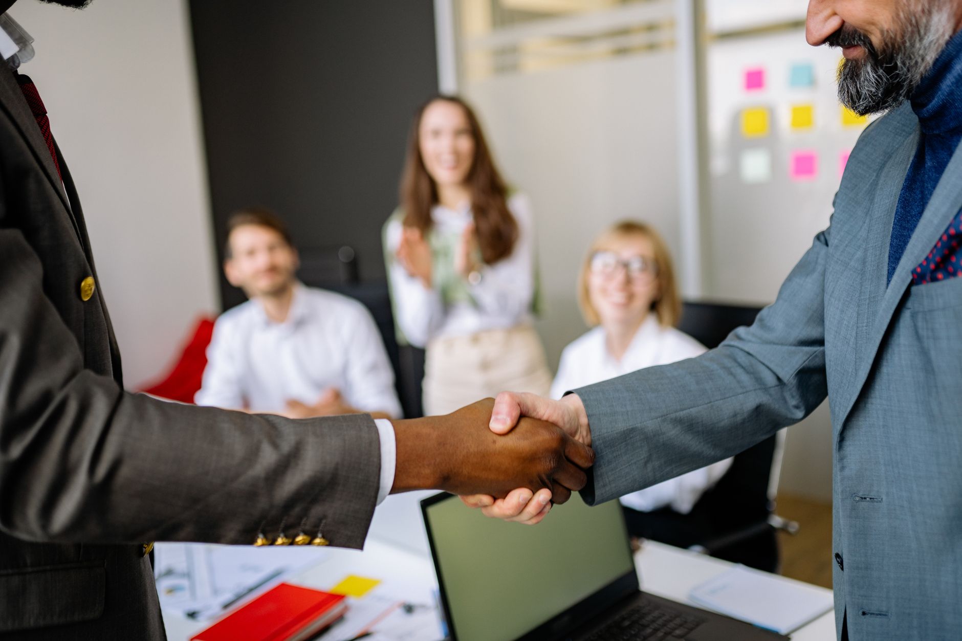 Profissionais em ambiente corporativo firmando uma parceria de confiança