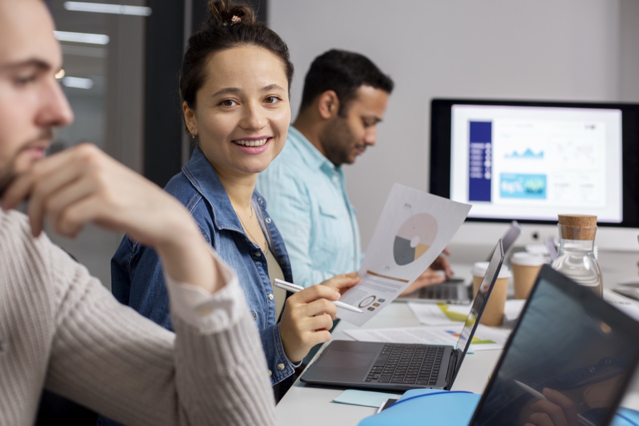 Especialistas trabalhando com dados e sistemas SAP