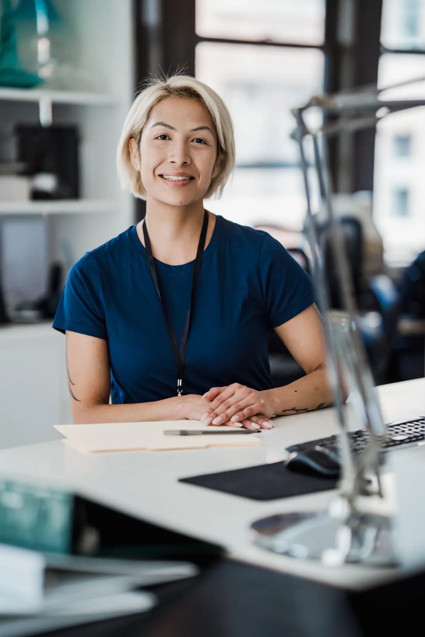Colaboradora sorrindo no ambiente de trabalho