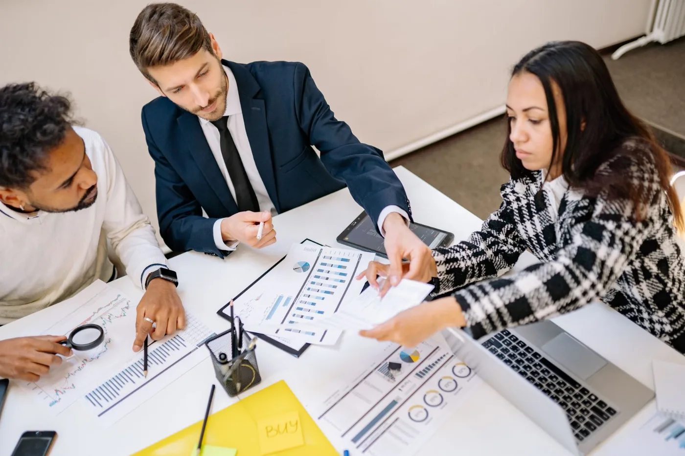 Equipe da empresa em reunião analisando dados