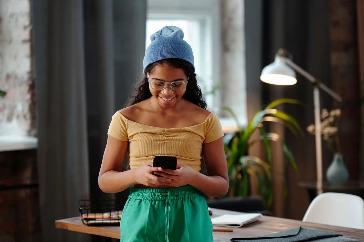 Colaboradora acessando recursos financeiros pelo celular